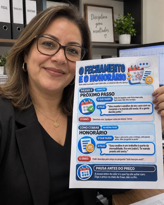 Comprador segurando uma folha do material